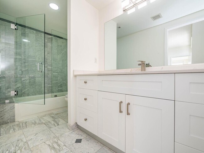 Building Photo - 1402 Brickell Bay Dr