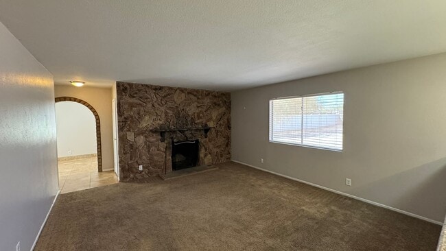 Building Photo - NO HOA single story 3 bdrm huge yard