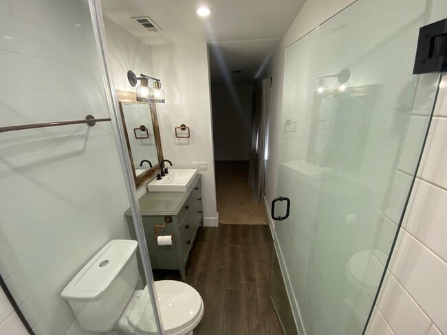 Building Photo - Must see! Conveniently located 3 bedroom with pets considered