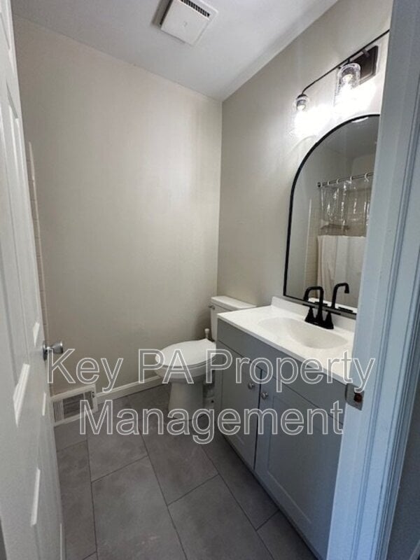 Building Photo - 517 S Coventry Ln