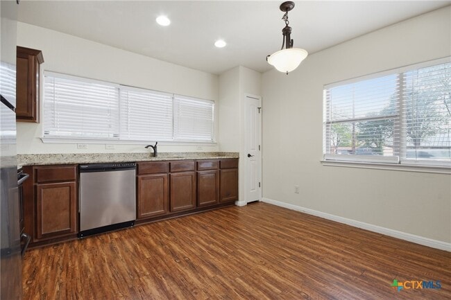 Building Photo - 302 W San Antonio St