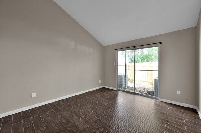 Building Photo - 12311 Glenview Dr