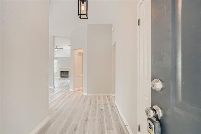 Building Photo - 102 Evergreen Cir