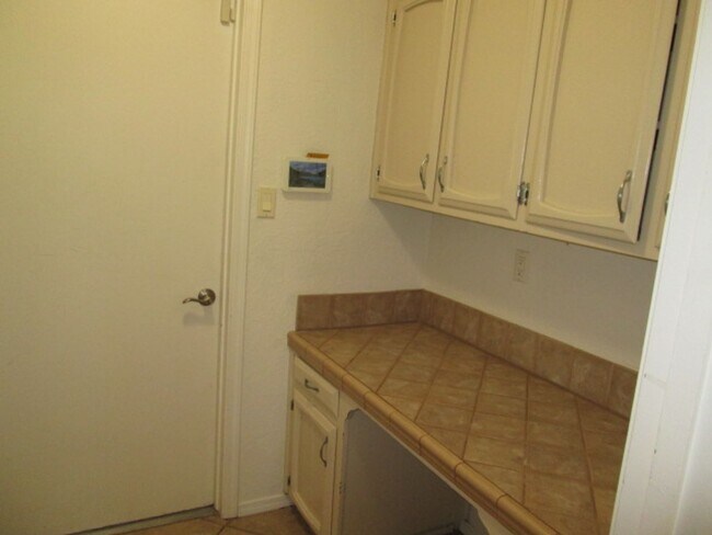 Building Photo - Desireable NE Heights