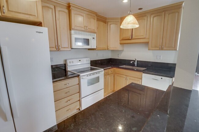 Building Photo - Amazing 2 Bedroom in Bankers Hill