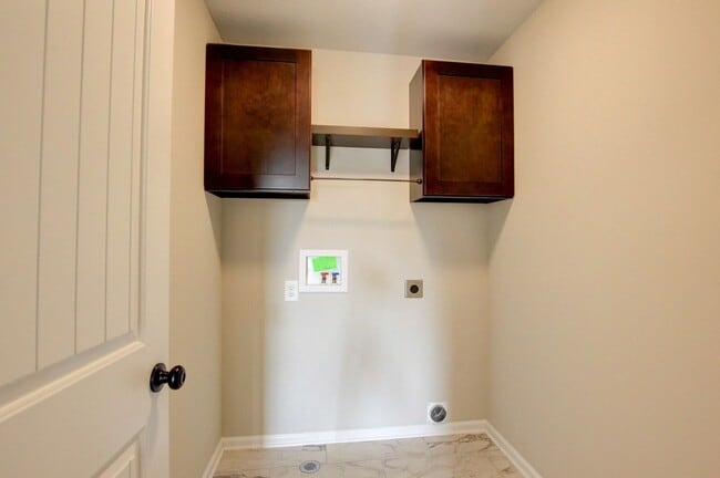 Building Photo - Huge 5 bed 3 ba.  Gorgeous House Near Post...
