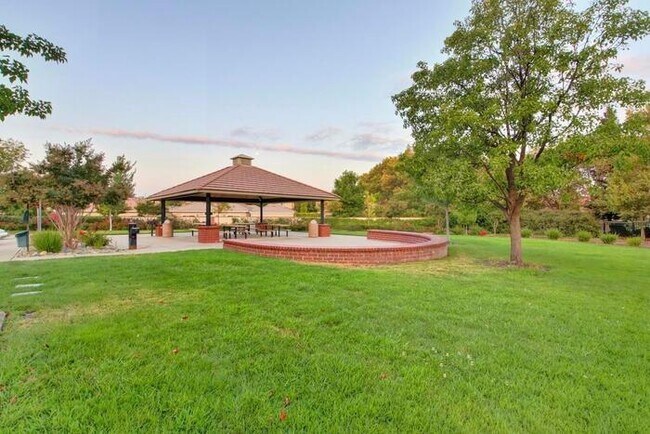 Building Photo - Gated Community! Beautiful 3bd/2.5bth in Folsom