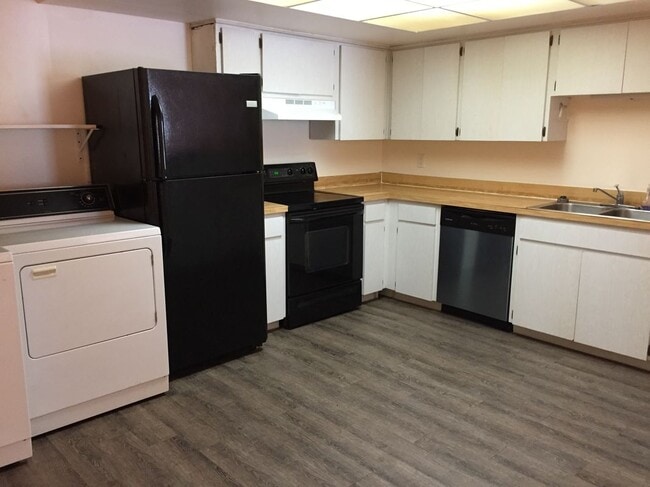 Building Photo - 3175 Phoenix Ave