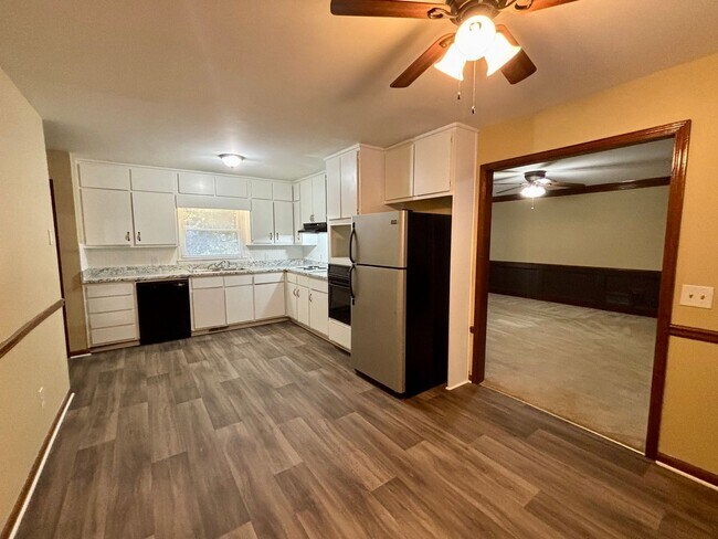 Building Photo - 2021 N Oak Dr