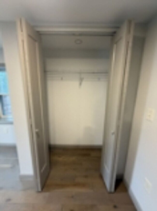 Building Photo - AVAILABLE FOR SHOWING !!! 4BR / 1.5BA.