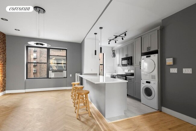 Primary Photo - 880 W 181st St