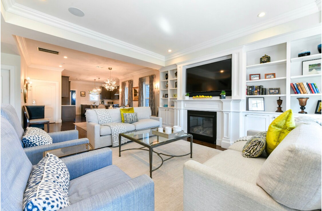 Living room - 846 E Broadway