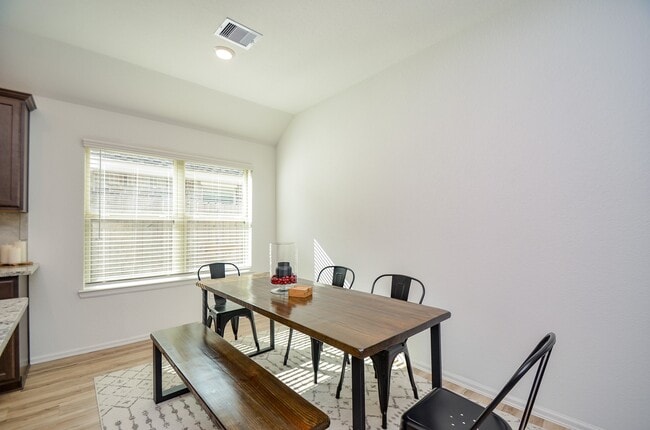 Building Photo - 1105 Breech Dr
