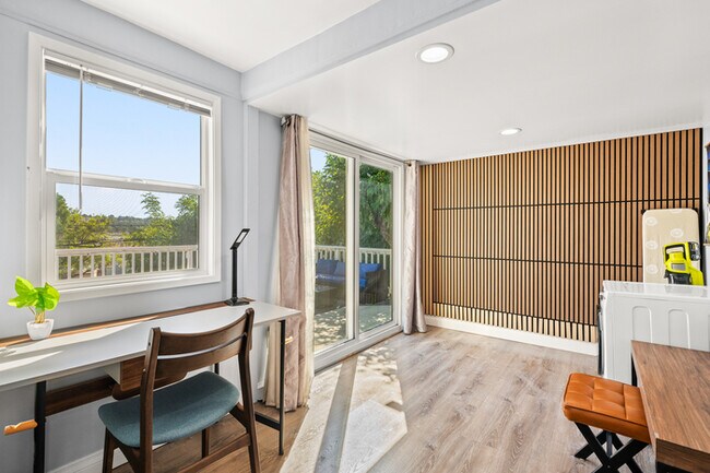 Building Photo - 1250 Stratford Ln