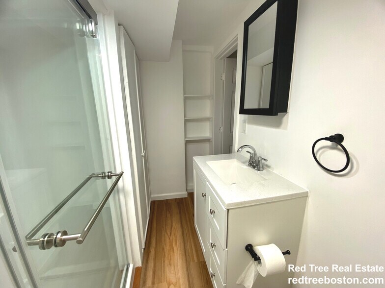 Building Photo - 688 Parker St