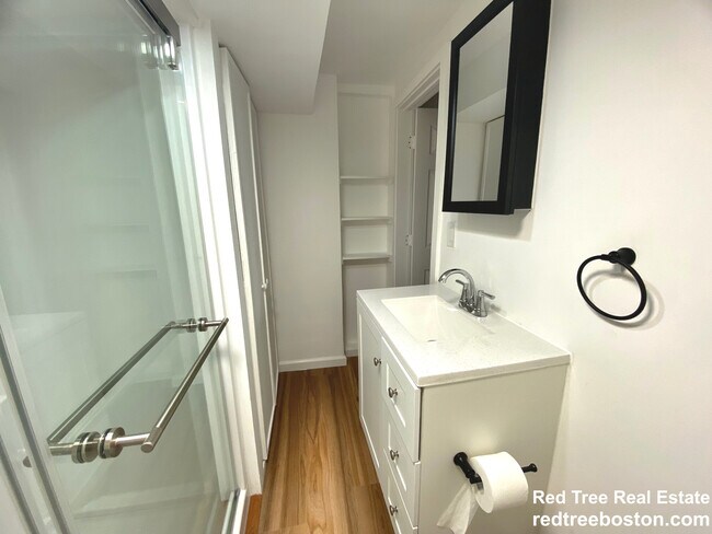 Building Photo - 688 Parker St