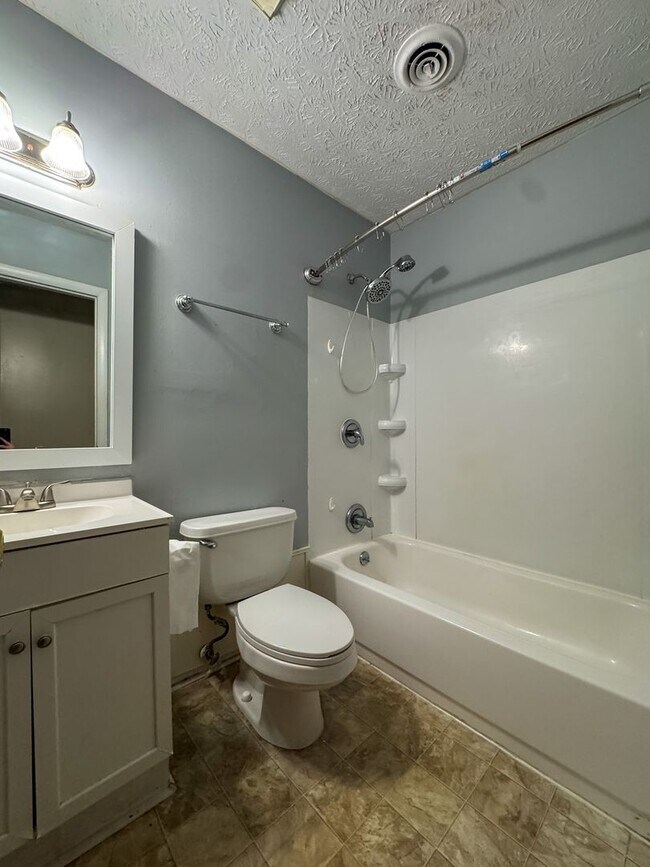 Building Photo - Cute 3 Bed 1.5 Bath Home with Fenced Yard