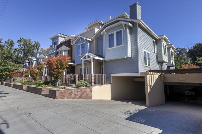 Building Photo - Open and Bright 2 bed/ 1.5 bath town-home ...