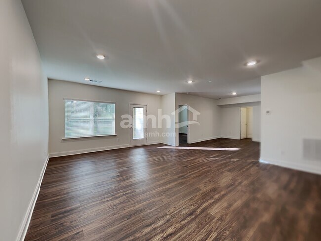 Building Photo - 5275 Valley Dr