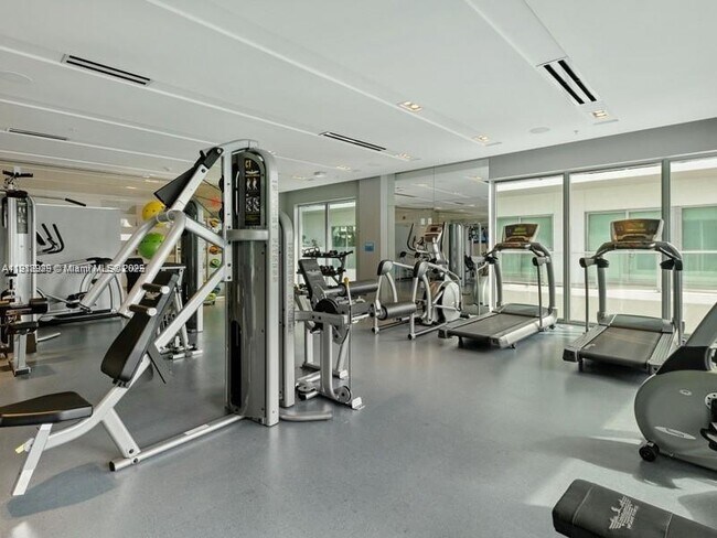 Building Photo - 1600 SW 1st Ave