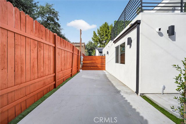 Building Photo - 7332 1/2 Owensmouth Avenue, Los Angeles, CA 91303 - 3 BR 3 BA house