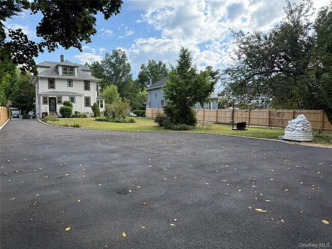 Building Photo - 27 Dosoris Way