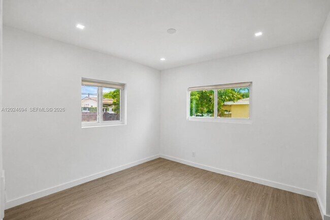 Building Photo - 1081 NE 166th St