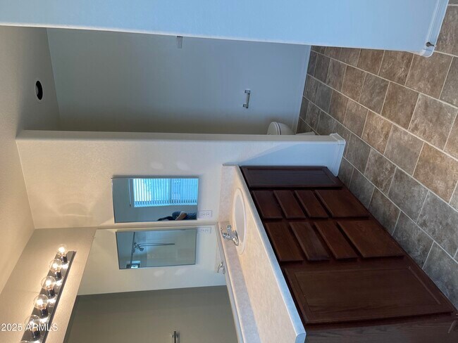 Building Photo - 800 E Cowboy Cove Trail