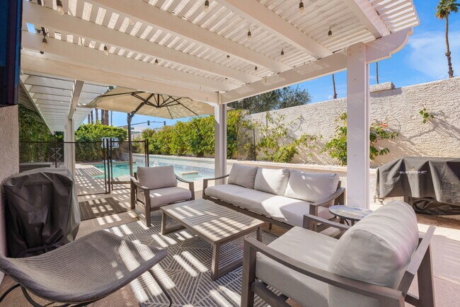 Building Photo - 43911 La Carmela Dr