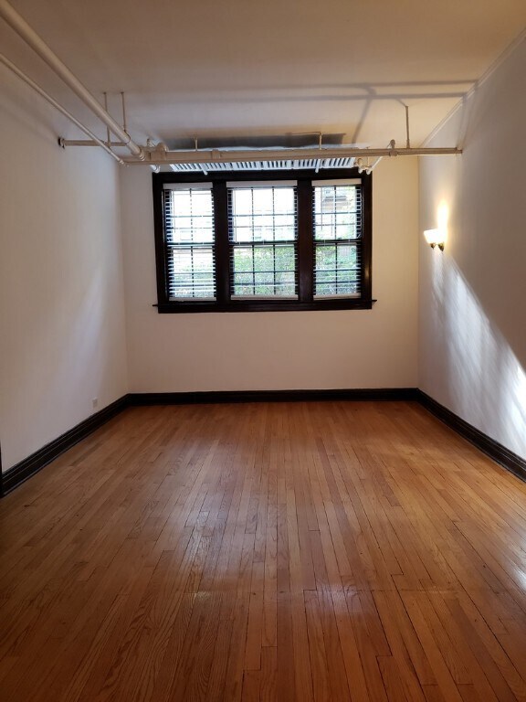 Building Photo - 1605 W Thome Ave