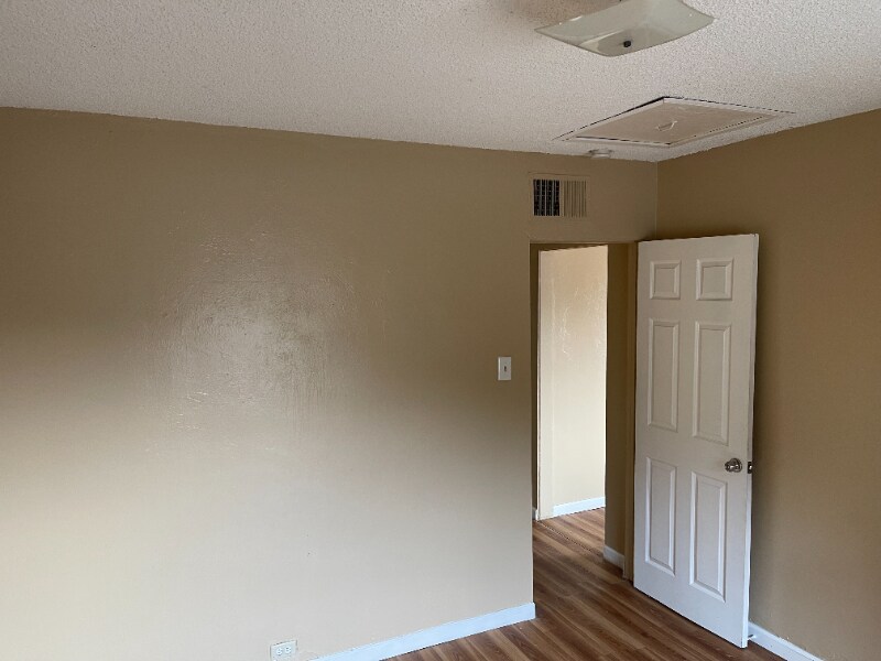 Building Photo - 100 N M St