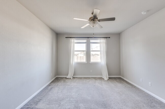 Building Photo - 204 Mountain Valley St