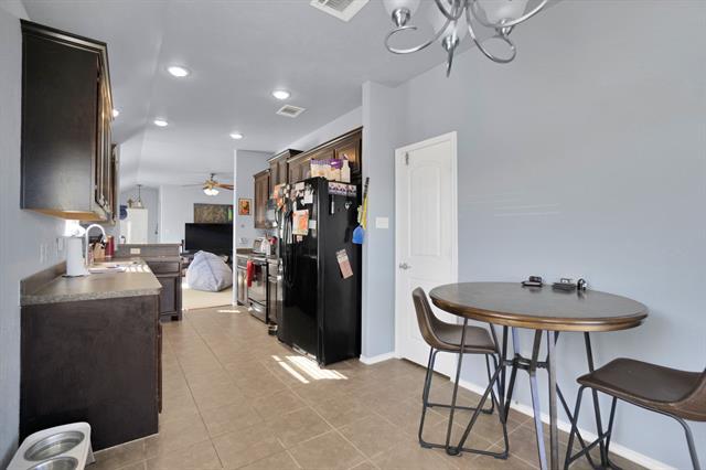 Building Photo - 515 Elm Grove