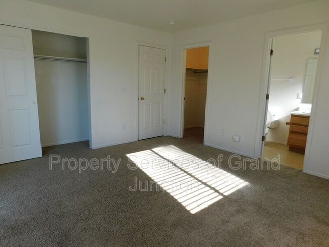 Building Photo - 657 Springbrook Dr