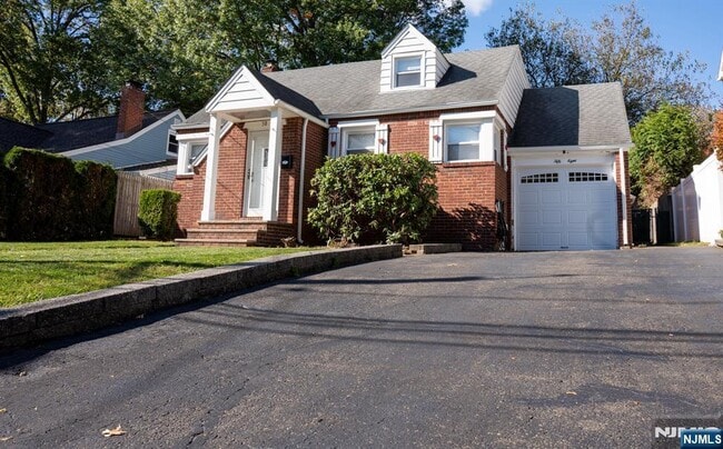 Building Photo - 58 Elm St