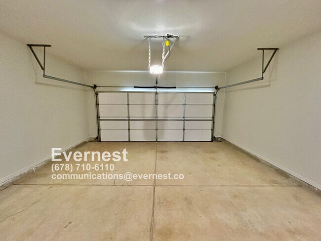 Building Photo - 3-Bedroom Home with Large Lawn and Ideal L...
