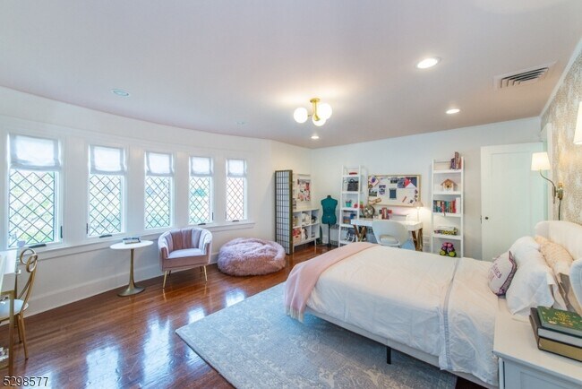 Building Photo - 3 Greenview Way