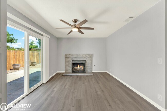 Building Photo - Newly Remodeled 4-Bedroom Gem with Spaciou...