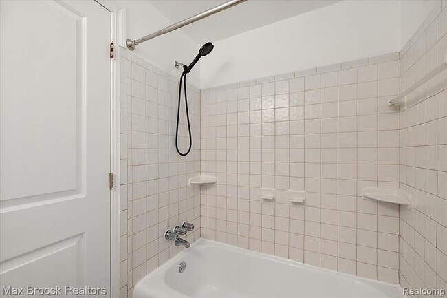 Building Photo - 1652 Graefield Rd