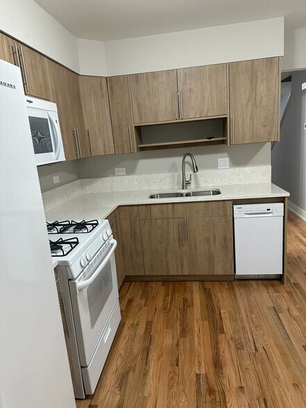 Building Photo - 921 Sunset Ridge Dr