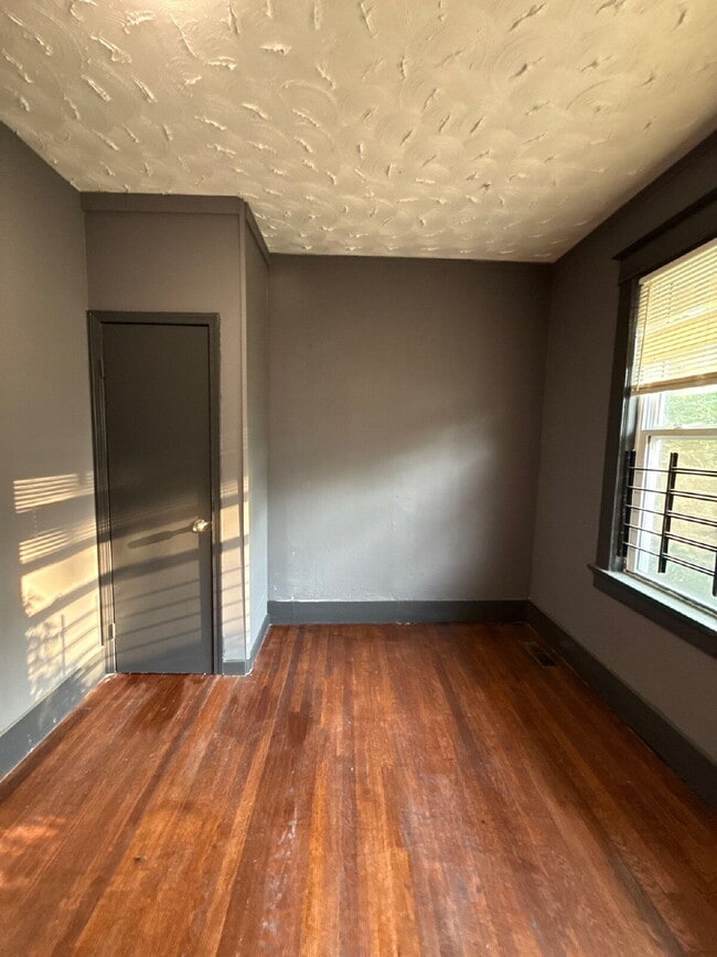 Building Photo - Affordable Co-Living Units (1–4 Rooms Available) Near Central Memphis
