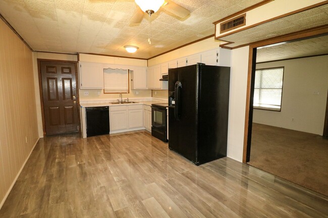 Building Photo - Cute Home Close to Town