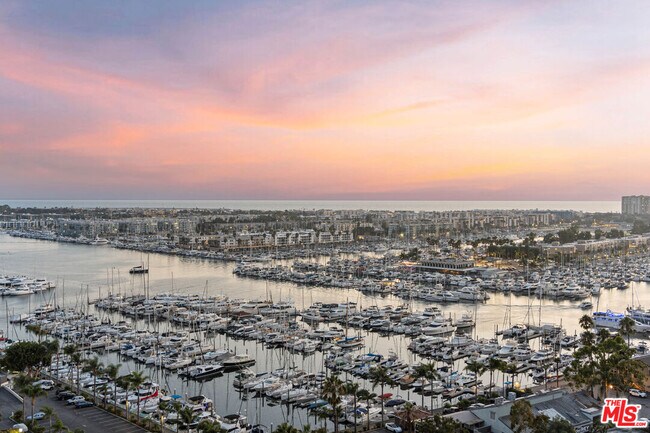 Building Photo - 13700 Marina Pointe Dr