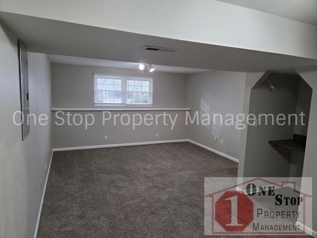 Building Photo - Cozy 3 bedroom 2.5 bathroom in Blue Springs, MO!