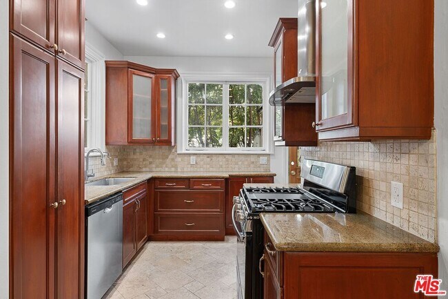 Building Photo - 420 S Beverwil Dr