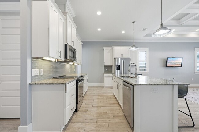 Building Photo - Stunning 4 Bedroom Home with Solar Energy & Private Pool!