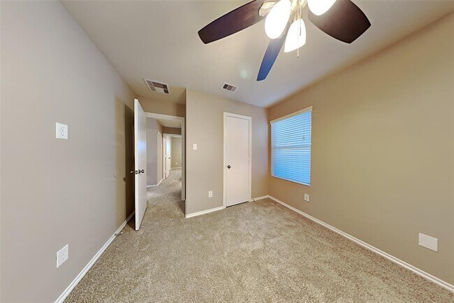 Building Photo - 804 Lovebug Ln