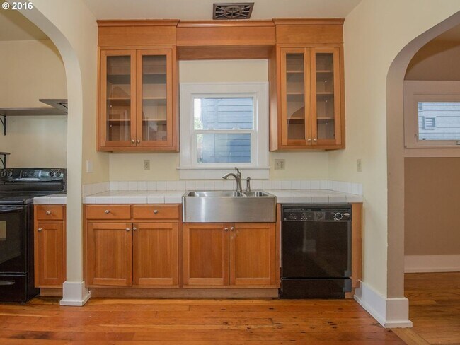 Building Photo - Amazing Well Kept Secret! 4bed 1.5bath Bungalow!