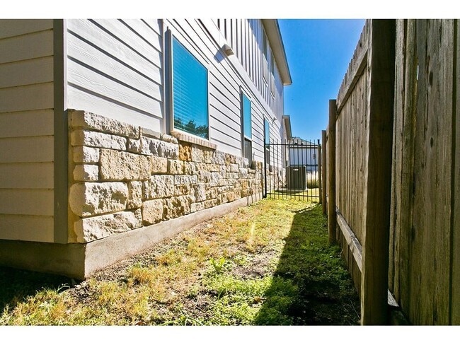 Building Photo - 9802 Tanglemede St