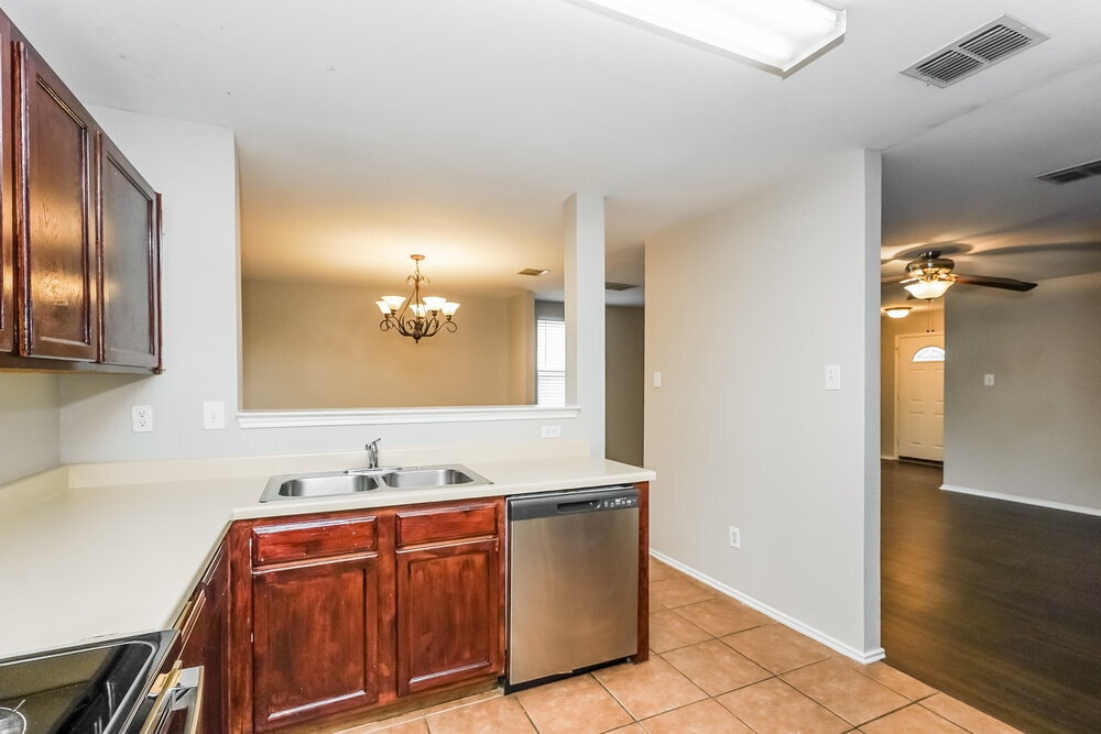 Building Photo - 205 Cres Ridge Dr